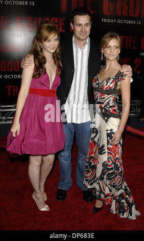 8. Oktober 2006; Buena Park, Kalifornien, USA; Von links: Schauspielerin AMBER TAMBLYN, Grudge Schauspieler FREDDIE PRINZE JR. und SARAH MICHELLE GELLAR bei der Premiere of'The 2' bei Knotts Scary Farm. Obligatorische Credit: Foto von Vaughn Youtz/ZUMA Press. (©) Copyright 2006 von Vaughn Youtz Stockfoto