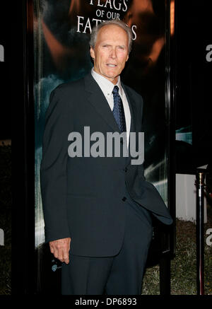 9. Oktober 2006; Beverly Hills, Kalifornien, USA; Regisseur CLINT EASTWOOD auf der "Flags Of Our Fathers" Los Angeles Premiere statt am Akademietheater Motion Pictures. Obligatorische Credit: Foto von Lisa O'Connor/ZUMA Press. (©) Copyright 2006 von Lisa O'Connor Stockfoto