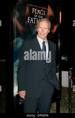 9. Oktober 2006; Beverly Hills, Kalifornien, USA; Regisseur CLINT EASTWOOD auf der "Flags Of Our Fathers" Los Angeles Premiere statt am Akademietheater Motion Pictures. Obligatorische Credit: Foto von Lisa O'Connor/ZUMA Press. (©) Copyright 2006 von Lisa O'Connor Stockfoto