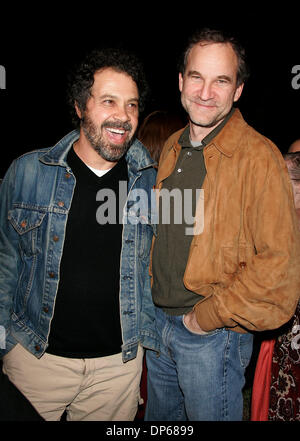 9. Oktober 2006; Beverly Hills, Kalifornien, USA; Herstellung von Partnern ED ZWICK & MARSHALL HERSKOVITZ am "Flags Of Our Fathers" Los Angeles Premiere statt am Akademietheater Motion Pictures. Obligatorische Credit: Foto von Lisa O'Connor/ZUMA Press. (©) Copyright 2006 von Lisa O'Connor Stockfoto