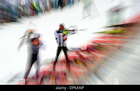 Ruhpolding, Deutschland. 8. Januar 2014. Biathleten trainieren auf dem Schießstand bei der Biathlon-Weltcup in der Chiemgau Arena in Ruhpolding, Deutschland, 8. Januar 2014. Foto: TOBIAS HASE/Dpa/Alamy Live News Stockfoto