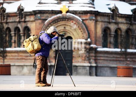 Harbin, China Provinz Heilongjiang. 8. Januar 2014. Ein Fotograf fotografiert in der Sophia Cathedral in Harbin, der Hauptstadt des nordöstlichen Chinas Provinz Heilongjiang, 8. Januar 2014. Die Menschen genießen Eis und Schnee Landschaften in Harbin, die Northmost Hauptstadt von China. Bildnachweis: Wang Kai/Xinhua/Alamy Live-Nachrichten Stockfoto