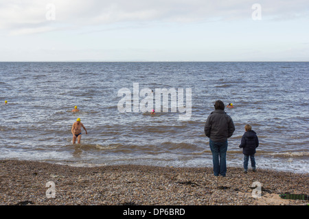 Mann und junge Leute, die Schwimmen im Meer, im Winter zu beobachten Stockfoto