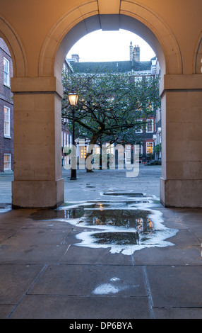 Am frühen Abend nach Ansicht des Gerichts der Pumpe im Nahen Tempel Inns of Court London mit Straßenlaternen beleuchtet Stockfoto