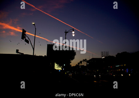 Nachthimmel und Kondensstreifen am Hollywood Boulevard, Los Angeles, California, Vereinigte Staaten von Amerika, USA Stockfoto