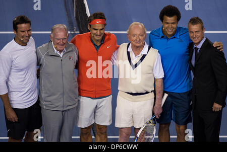 Melbourne, Australien. 8. Januar 2014. Australische Tennis großer Rod Laver (3. R), Schweizer Tennisspieler Roger Federer (3 L), französischer Tennisspieler Jo-Wilfred Tsonga (2. R) und australische Tennis Spieler Lleyton Hewitt (R) Pose für Fotos vor einer Wohltätigkeitsorganisation in der Rod Laver Arena in Melbourne, Australien, 8. Januar 2014 übereinstimmen. Das Spiel soll Geld für Roger Federer Foundation für benachteiligte Kinder in Afrika zu helfen. Bildnachweis: Bai Xue/Xinhua/Alamy Live-Nachrichten Stockfoto