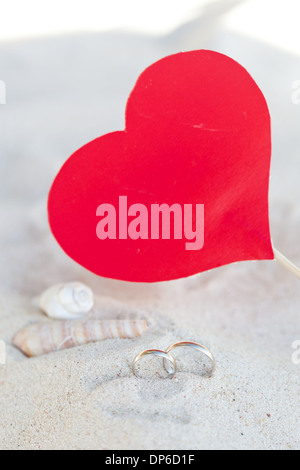 Feier zum Valentinstag am Strand, Ringe auf Schale Stockfoto