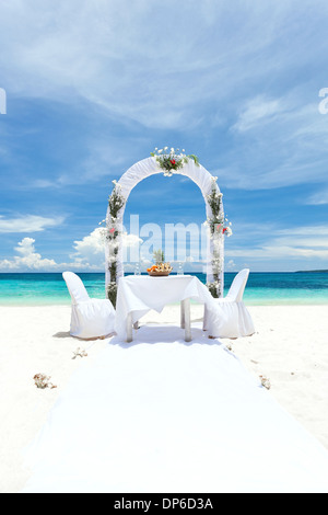 Schöne Hochzeit Bogen am tropischen Strand, niemand. Reisen-Hochzeit Stockfoto