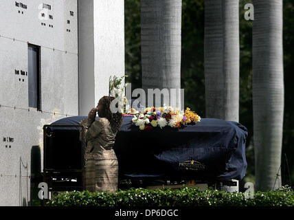 11. Oktober 2006; Delray Beach, FL, USA; Bestattung in Delray Beach Memorial Gardens heute Mittwoch, 11. Oktober 2006, für James Lamar Shuler statt. Familie und Freunde die letzten Ehre erweisen, Shuler bezahlt, bevor sein Körper wurde in seine letzte Ruhestätte Gewölbe im Mausoleum. Obligatorische Credit: Foto von Thomas Cordy/Palm Beach Post/ZUMA Press. (©) Copyright 2006 von Palm Beach Post Stockfoto