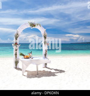 Schöne Hochzeit Bogen am tropischen Strand, niemand. Reisen-Hochzeit Stockfoto