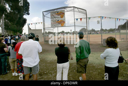 12. Oktober 2006; San Diego, CA, USA; Standley Mittelschule Eltern warten in einer Linie zu holen ihre Kinder auf dem Ballspielplatz und Tennisplätze neben der Schule, nachdem Schule wegen eines Feuers, das in einem Klassenzimmer begonnen. Die Linie gestreckt über die Felder fast auf die Straße. Die Schüler wurden von der Schule zu den Tennisplätzen und Sportplatz evakuiert. Der cau Stockfoto