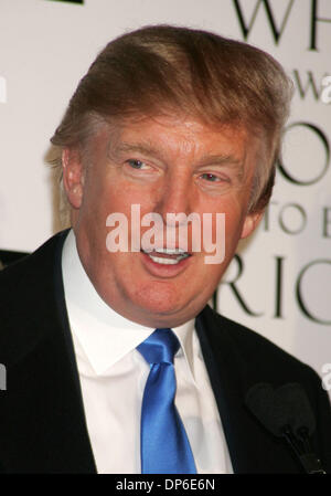 12. Oktober 2006; New York, NY, USA; Geschäftsmann und Co-Autor DONALD TRUMP auf der Pressekonferenz zu seinem neue Buch "Warum wir wollen Sie To Be Rich" einführen im Trump Tower statt. Obligatorische Credit: Foto von Nancy Kaszerman/ZUMA Press. (©) Copyright 2006 von Nancy Kaszerman Stockfoto