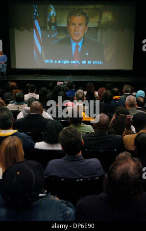 13. Oktober 2006; Brooklyn, NY, USA; Ein Kurzfilm von Präsident George Bush spricht voraussichtlich in der zweiten von zwei Einbürgerung Feierlichkeiten der Vereidigung von 1.400 neue Vereinigte Staaten Bürger an der City University of New York.  Obligatorische Credit: Foto von Bryan Smith/ZUMA Press. (©) Copyright 2006 von Bryan Smith Stockfoto