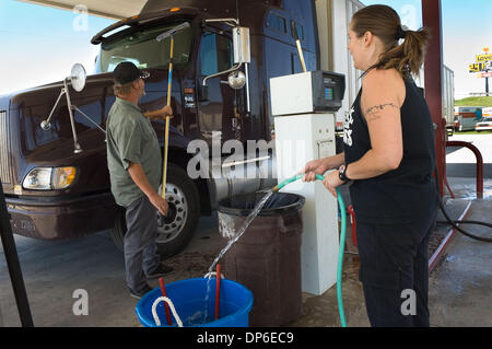 13. Oktober 2006; Wilmer, TX, USA; Melainey helfende Trucker Robert Noel waschen seine Lkw während Auffüllen mit Bio Willie Fuelat Big Daddy es General Store. Biodiesel bezieht sich auf ein Diesel-Äquivalent, aufbereiteten Brennstoff aus biologischen Quellen gewonnen. Biodiesel bezieht sich auf ein Diesel-Äquivalent, aufbereiteten Brennstoff aus biologischen Quellen gewonnen. Aus biologischen Quellen gewonnen, ist es ein verarbeiteten Kraftstoff Stockfoto