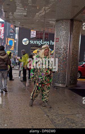 Eine bunte Hippie wandert über den New Yorker Times Square Stockfoto