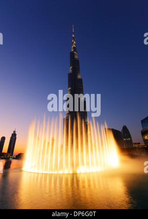 Dubai, Burj Khalifa und beleuchteten Brunnen. Stockfoto