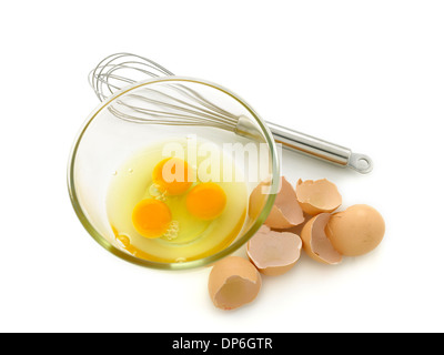 Eiern Schüssel und Schneebesen Stockfoto