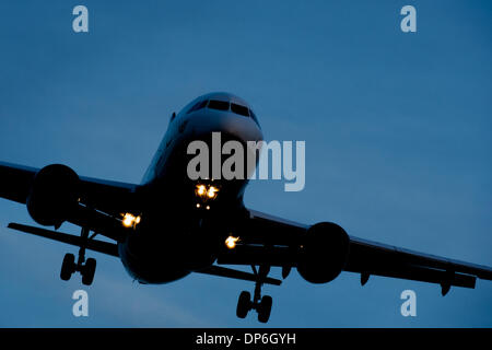 Berlin, Deutschland. 7. Januar 2014. Ein Flugzeug landet auf am Flughafen Berlin-Tegel am 7. Januar 2014 in Berlin, Deutschland. Foto: picture Alliance / Robert Schlesinger/Dpa/Alamy Live-Nachrichten Stockfoto