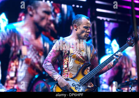 28. August 2006; Sacramento, USA; Die Red Hot Chili Peppers Bassist FLEA (Michael Balzary) Montag, 28. August 2006 in Arco Arena. Obligatorische Credit: Foto von Carl Costas/Sacramento Bee/ZUMA Press. (©) Copyright 2006 von Sacramento Bee Stockfoto