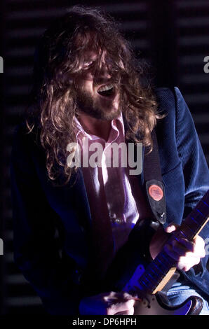 28. August 2006; Sacramento, USA; Die Red Hot Chili Peppers-Gitarrist JOHN FRUSCIANTE Montag, 28. August 2006 in Arco Arena.  Obligatorische Credit: Foto von Carl Costas/Sacramento Bee/ZUMA Press. (©) Copyright 2006 von Sacramento Bee Stockfoto