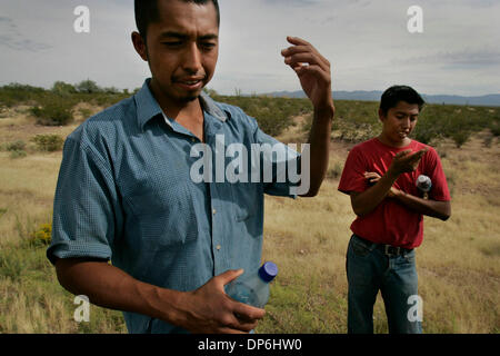 5. Oktober 2006; Tohono O' odham Nation, USA;  RODRIGO, links, und RICARDO SALAZAR, Brüder aus dem Bundesstaat Veracruz, sprach über die Schlangen und dornige Sträucher, die sie antrafen, Durchquerung der Wüste auf der Tohono O' odham Nation kommt man an diese Stelle. Sie hatte aus Wasser und Nahrung und Hilfe brauchten.  Tohono O' odham Nation, deren Land liegt an die Grenze zwischen den USA und Stockfoto