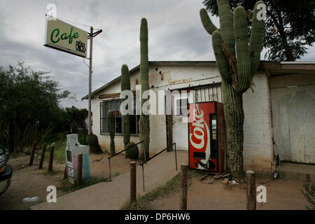 5. Oktober 2006; Tohono O' odham Nation, USA; Das Cafe sieht nicht wie viel, aber es ist der beste Ort, um warmes Essen in der Stadt verkauft zu bekommen. Tohono O' odham Nation, deren Land liegt an die Grenze zwischen den USA und Mexiko, reagieren auf den US-Senat Verabschiedung von Gesetzen, die einen 700-Meilen-Zaun entlang der Grenze--bauen würde 75 Meilen von denen auf ihrem Land sind. Obligatorische Credit: Foto Stockfoto