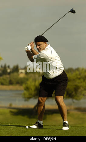 15. Oktober 2006; Antioch, Kalifornien, USA; Ehemalige Kansas City Chiefs Linebacker JOHN OLENCHALK Abschlag am 10. Loch während des Antioch Sport Legends Golfturniers bei Lone Tree Golfplatz in Antioch, Kalifornien auf Sonntag, 15. Oktober 2006.  Obligatorische Credit: Foto von Nader Khouri/Contra Costa Times / ZUMA Press. (©) Copyright 2006 von Contra Costa Times Stockfoto