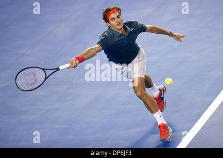 Melbourne, Australien. 8. Januar 2014. Roger Federer der Schweiz konkurriert in einem Benefizspiel gegen Jo-Wilfred Tsonga Frankreichs bei Rod Laver Arena in Melbourne, Australien, 8. Januar 2014. Das Spiel soll Geld für Roger Federer Foundation für benachteiligte Kinder in Afrika zu helfen. Bildnachweis: Bai Xue/Xinhua/Alamy Live-Nachrichten Stockfoto