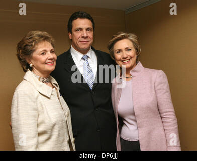 16. Oktober 2006; Manhattan, NY, USA; Cuomo Mutter MATILDA CUOMO (L) bei der Pressekonferenz, wo Senator HILLARY CLINTON ANDREW CUOMO für NYS Generalstaatsanwalt Oct 16, 2006 im Grand Hyatt Hotel in Manhattan gebilligt. Obligatorische Credit: Foto von Mariela Lombard/ZUMA Press. (©) Copyright 2006 von Mariela Lombard Stockfoto