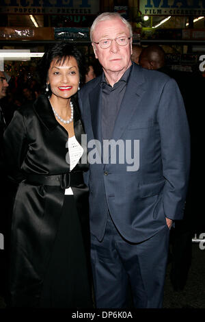 17. Oktober 2006; Hollywood, Kalifornien, USA; Schauspieler MICHAEL CAINE & Wife SHAKIRA bei "The Prestige" Weltpremiere statt am El Capitan Theatre. Obligatorische Credit: Foto von Lisa O'Connor/ZUMA Press. (©) Copyright 2006 von Lisa O'Connor Stockfoto