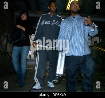 18. Oktober 2006; MANHATTAN, NY, USA; Rapper FABOLOUS (C), dessen wirklicher Name ist JOHN JACKSON, 28, mit Freund KEVIN WEBB (Buchwert Aktentasche stattfindenden das Kaution Geld) wird nach seiner Freilassung auf Kaution 5.000 Manhattan Criminal Court beendet. Fabolous, die in das Bein vor dem Restaurant Justin, im Besitz von Sean "Diddy" Combs gedreht wurde, wurde mit kriminellen Besitz einer Waffe nachdem er s aufgeladen. Stockfoto