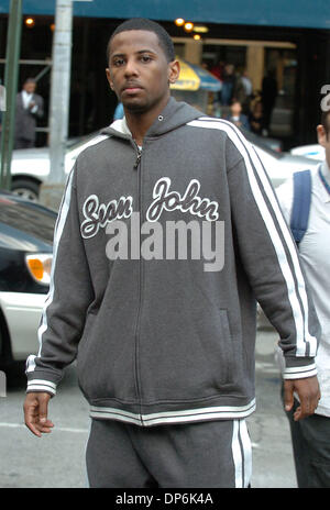 18. Oktober 2006; MANHATTAN, NY, USA; Rapper FABOLOUS (C), mit bürgerlichem Namen JOHN JACKSON, 28, ist verlässt Manhattan Criminal Court nach seiner Freilassung auf Kaution 5.000. Fabolous, erschossenen am Bein außerhalb der Restaurant Justin's, im Besitz von Sean "Diddy" Combs, war angeklagt kriminelle Besitz einer Waffe nachdem er für die Ausführung von roten Ampeln auf dem Weg ins Krankenhaus von der Polizei gestoppt. Stockfoto
