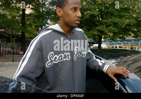 18. Oktober 2006; MANHATTAN, NY, USA; Rapper FABOLOUS, mit bürgerlichem Namen JOHN JACKSON, 28, ist verlässt Manhattan Criminal Court nach seiner Freilassung auf Kaution 5.000. Fabolous, erschossenen am Bein außerhalb der Restaurant Justin's, im Besitz von Sean "Diddy" Combs, war angeklagt kriminelle Besitz einer Waffe nachdem er für die Ausführung von roten Ampeln auf dem Weg ins Krankenhaus von der Polizei gestoppt.  Manda Stockfoto
