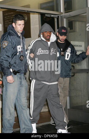 18. Oktober 2006; Manhattan, NY, USA; Rapper Fabolous, dessen rechtliche Name ist JOHN JACKSON, war ein Shooting, beteiligt und wurde am 16. Oktober 2006 schoss in den rechten Oberschenkel. Nach der Einnahme von Jackson ins Krankenhaus, Polizei durchsuchte das Fahrzeug und fand zwei geladen, nicht lizenzierte Waffen -.380 Kaliber und ein Kaliber.40 - in Geheimfächern versteckt.  Der Rapper und drei Freunde waren wi berechnet. Stockfoto
