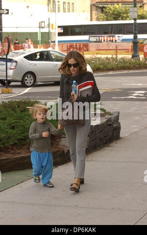 18. Oktober 2006; New York, NY, USA; EXKLUSIV! "Magazine und TV-Aufruf für Preis"! SARAH JESSICA PARKER und ihr Sohn James außerhalb der Chelsea Piers auf der Westseite von Manhattan.                   Obligatorische Credit: Foto von Neil DeCrescenzo/ZUMA Press. (?) Copyright 2006 von Neil DeCrescenzo Stockfoto