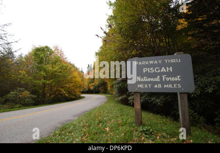 19. Oktober 2006; Boone, NC, USA;  Der Blue Ridge Parkway in der Nähe von Mount Mitchell während der Herbst-Farbe ändern im westlichen Teil von Nord-Carolina. Obligatorische Credit: Foto von Sean Meyers/ZUMA Press. (©) Copyright 2006 von Sean Meyers Stockfoto