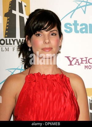 23. Oktober 2006; Beverly Hills, Kalifornien, USA; Schauspielerin SANDRA BULLOCK bei der 10. jährlichen Hollywood Gala Preisverleihung statt im Hilton Hotel. Obligatorische Credit: Foto von Lisa O'Connor/ZUMA Press. (©) Copyright 2006 von Lisa O'Connor Stockfoto