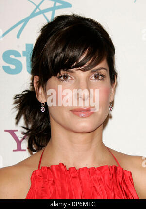 23. Oktober 2006; Beverly Hills, Kalifornien, USA; Schauspielerin SANDRA BULLOCK bei der 10. jährlichen Hollywood Gala Preisverleihung statt im Hilton Hotel. Obligatorische Credit: Foto von Lisa O'Connor/ZUMA Press. (©) Copyright 2006 von Lisa O'Connor Stockfoto