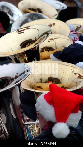 3. Dezember 2005 zählte mehr als 30 Tuba-Spieler eine kostenlose frohe Tubachristmas Konzert auf der Piazza des Newport Aquarium - Newport, Kentucky, USA - Santa.  (Kredit-Bild: © Ken Stewart/ZUMA Press) Stockfoto