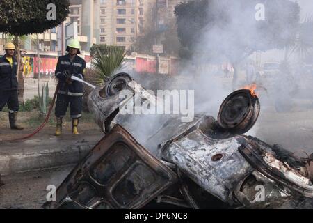 Kairo, Kairo, Ägypten. 8. Januar 2014. Eine ägyptische Zivilschutz versucht, Feuerlöscher bei Zusammenstoß mit Anhänger des gestürzten ägyptischen Präsidenten Mohamed Mursi in Nasr City Bezirk in Kairo 8. Januar 2014 Feuer. Die Testversion von Mursi unter dem Vorwurf der Anstiftung zu Mord vertagt bis 1. Februar am Mittwoch, nachdem Beamte sagten schlechtes Wetter hatte hinderte ihn nach Gericht Credit geflogen: Mohammed Bendari/APA Images/ZUMAPRESS.com/Alamy Live News Stockfoto