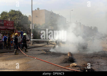 Kairo, Kairo, Ägypten. 8. Januar 2014. Eine ägyptische Zivilschutz versucht, Feuerlöscher bei Zusammenstoß mit Anhänger des gestürzten ägyptischen Präsidenten Mohamed Mursi in Nasr City Bezirk in Kairo 8. Januar 2014 Feuer. Die Testversion von Mursi unter dem Vorwurf der Anstiftung zu Mord vertagt bis 1. Februar am Mittwoch, nachdem Beamte sagten schlechtes Wetter hatte hinderte ihn nach Gericht Credit geflogen: Mohammed Bendari/APA Images/ZUMAPRESS.com/Alamy Live News Stockfoto