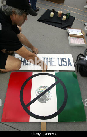 4. Oktober 2006; Escondido, CA, USA; Escondido Stadtrat stimmt über Rechtsverordnung illegaler Einwanderer Gehäuse.  Demonstranten auf beiden Seiten besucht, um vor dem Rathaus zu mobilisieren.  Mike Spencer von Vista, der Mitglied der Minutemen bereitet ein Zeichen machte er während der Rallye zu halten. Obligatorische Credit: Foto von Crissy Pascual/SDU-T/ZUMA Press. (©) Copyright 2006 by SDU-T Stockfoto