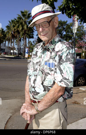 9. Oktober 2006; Carlsbad, Kalifornien, USA; Dr. CARLIN MATSON, 94, von Karlsbad.  Obligatorische Credit: Foto von Crissy Pascual/SDU-T/ZUMA Press. (©) Copyright 2006 by SDU-T Stockfoto