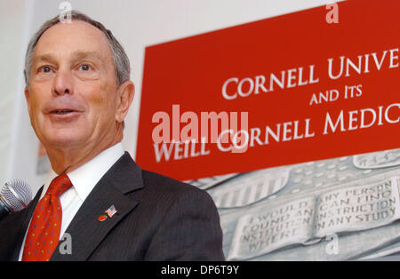 26. Oktober 2006; MANHATTAN, NEW YORK, USA; Bürgermeister MICHAEL BLOOMBERG sprechen als Cornell University und seinen Weill Cornell Medical College verkünden den Start ein Multi-Milliarden-Dollar-Hauptstadt-Kampagne, medizinische Forschung und höhere Ausbildung auf globaler Ebene zu gelangen.  Obligatorische Credit: Foto von Bryan Smith/ZUMA Press. (©) Copyright 2006 von Bryan Smith Stockfoto