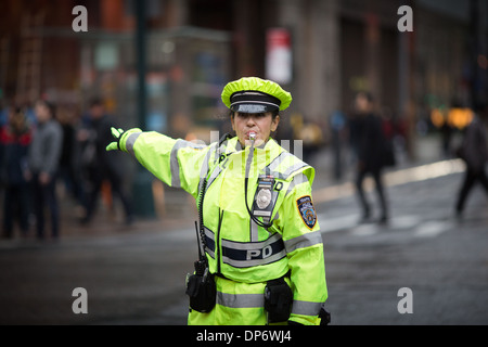 Regelung des Verkehrs auf 5th AV-New York, Autos zu stoppen, wie Menschen in Sicherheit überqueren Stockfoto