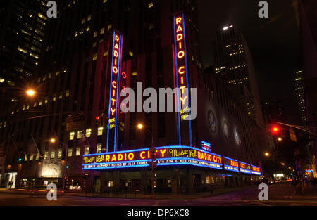 26. Oktober 2006; New York, NY, USA; Eine Ansicht der Radio City Music Hall in der Nacht mitten in Manhattan. Obligatorische Credit: Foto von Jason Moore/ZUMA Press. (©) Copyright 2006 von Jason Moore Stockfoto