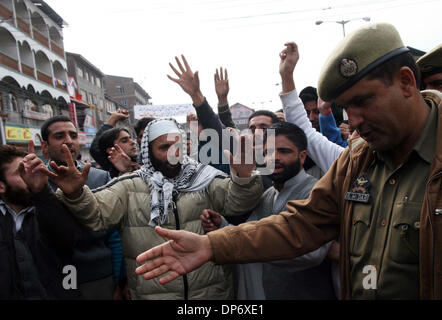 27. Oktober 2006; Srinagar, Kaschmir, Indien; Mushtaq Ul Islam Vorsitzender der Muslim-Liga während einer Protestaktion in Srinagar am 27. Oktober gegen Eindringen von indische Soldaten in Kaschmir-Tal im Jahr 1947. Obligatorische Credit: Foto von Altaf Zargar/ZUMA Press. (©) Copyright 2006 von Altaf Zargar Stockfoto