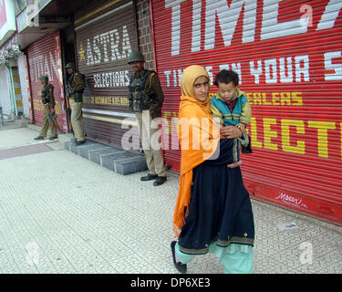 27. Oktober 2006; Srinagar, Kaschmir, Indien; Eine Frau geht vorbei an Soldaten in Srinagar als Interessen von Srinagar Aufruf zum Generalstreik, Indiens Infanterie Tag zu markieren. Am 27. Oktober 1947 kam die erste Partie der indischen Armee nach Kaschmir gegen Pakistan Soldaten kämpfen. Obligatorische Credit: Foto von Altaf Zargar/ZUMA Press. (©) Copyright 2006 von Altaf Zargar Stockfoto