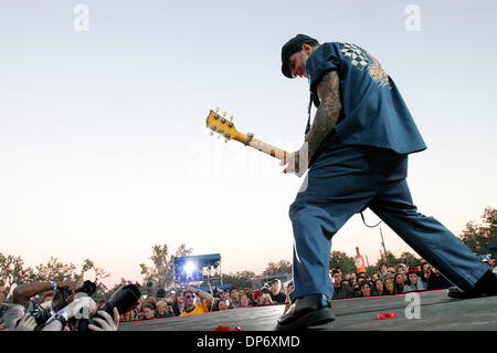 28. Oktober 2006; New Orleans, LA, USA; MIKE NESS von Social Distortion spielt während der 2006 Voodoo Musik-Erfahrung. Das Outdoor-Musik-Festival wird am 28. Oktober begonnen und endet am 5. November. Obligatorische Credit: Foto von Dan Anderson/ZUMA Press. (©) Copyright 2006 von Dan Anderson Stockfoto