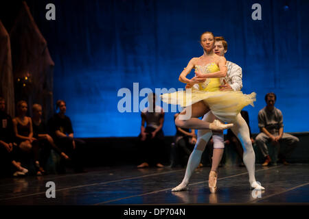 Sevilla, Spanien. 8. Januar 2014. Von National Ballett Kiew Tänzer Tschaikowskys Schwanensee im Maestranza Theater, Sevilla, Spanien, 8. Januar 2014. Wichtigsten Probe. Generaldirektor: Piotr Chupryna; Künstlerischer Leiter: Aniko Rekhviashvili; Choreographie: Marius Petipa und Lew Iwanow; Musik: Piotr I. Tschaikowsky; Musikalische Leitung: Mykola Diadyura. Real Orquesta SinfÃƒÂ³nica de Sevilla.Photo: Daniel Gonzalez AcuÃƒÂ±a/NurPhoto Credit: Daniel Gonzalez AcuÃƒÂ±A/NurPhoto/ZUMAPRESS.com/Alamy Live News Stockfoto